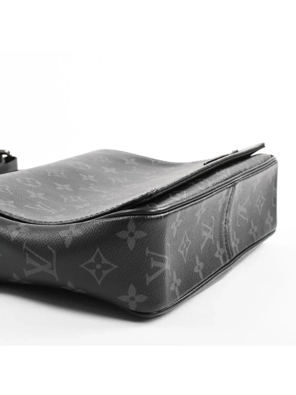 Louis Vuitton Shoulder Bag District